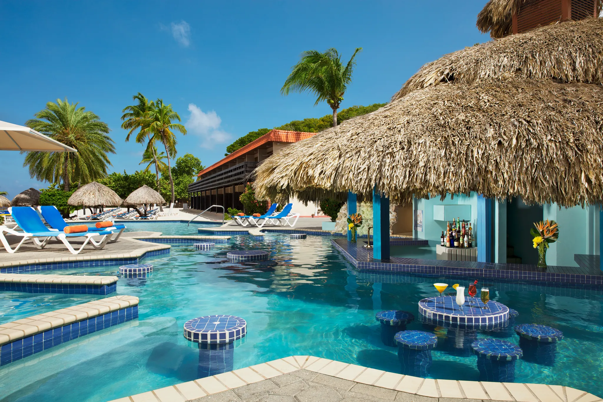 Swim-up pool bar at Sunscape Curaçao Resort, Spa & Casino